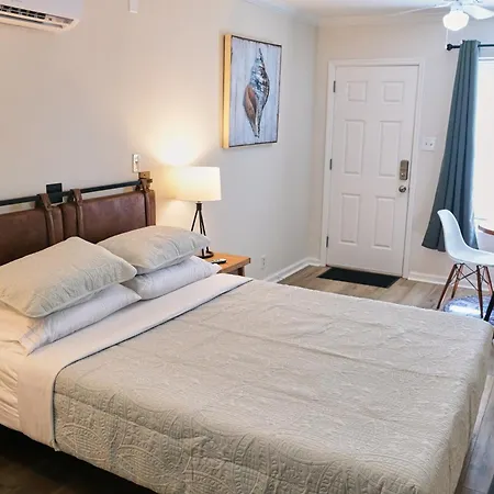 Cozy Studio - Walk To The Beach!